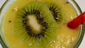 Smoothie kiwi-orange-mangue
